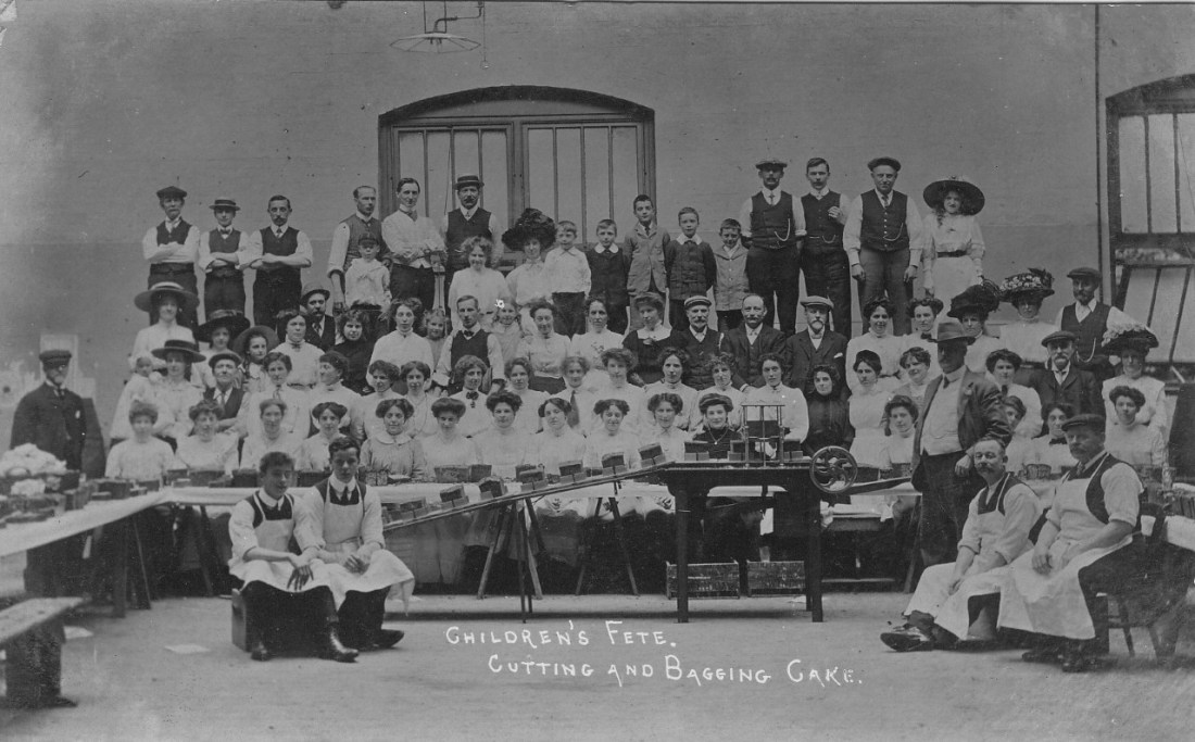 children's fete cake cutting