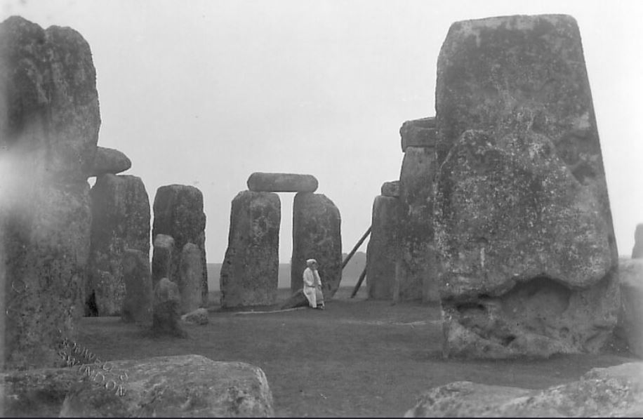 This image has an empty alt attribute; its file name is stonehenge-4.jpg